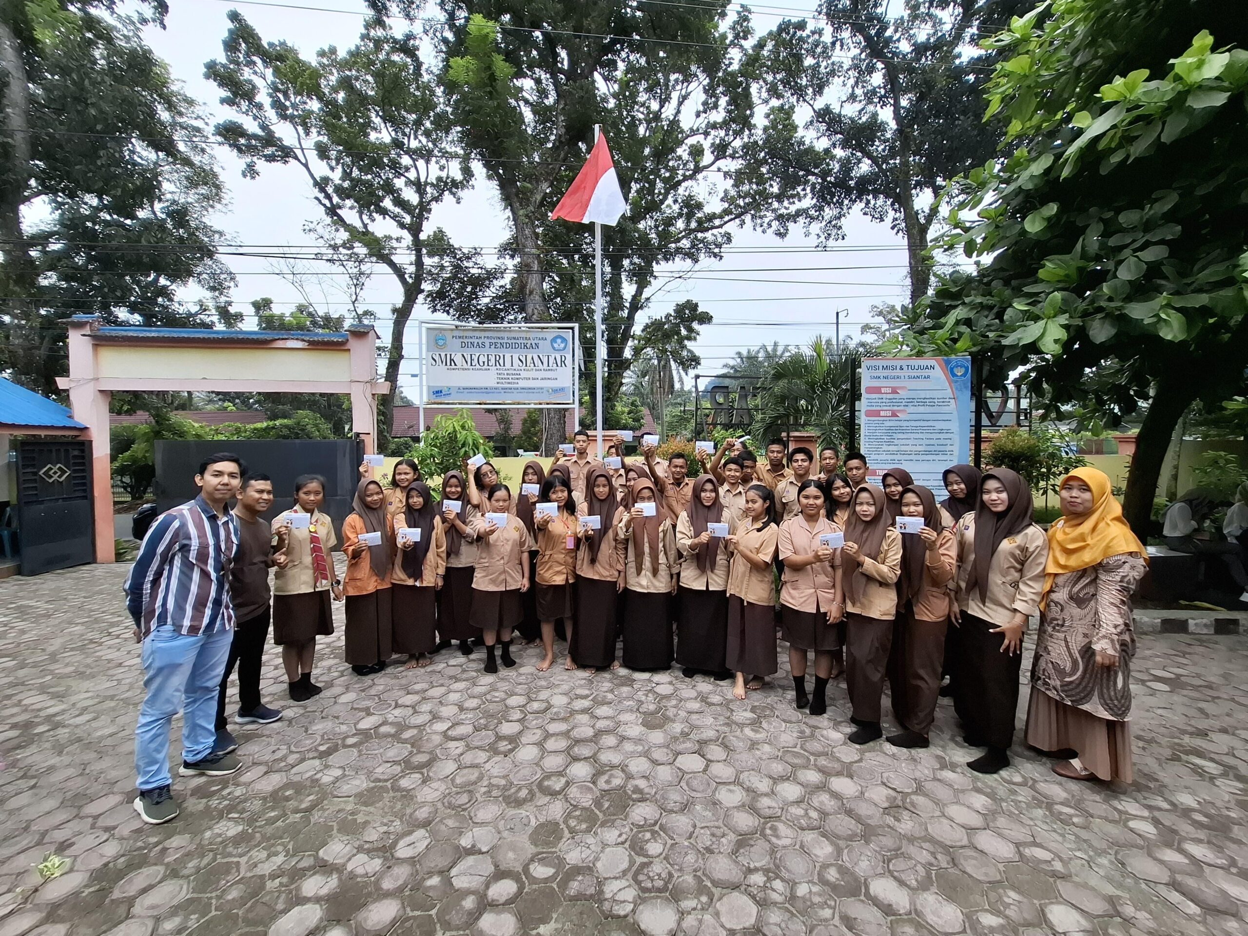 Dorong Peningkatan Literasi Keuangan, Bank Mandiri Kenalkan Produk Perbankan ke 93.000 Pelajar di Indonesia Dorong Peningkatan Literasi Keuangan, Bank Mandiri Kenalkan Produk Perbankan ke 93.000 Pelajar di Indonesia