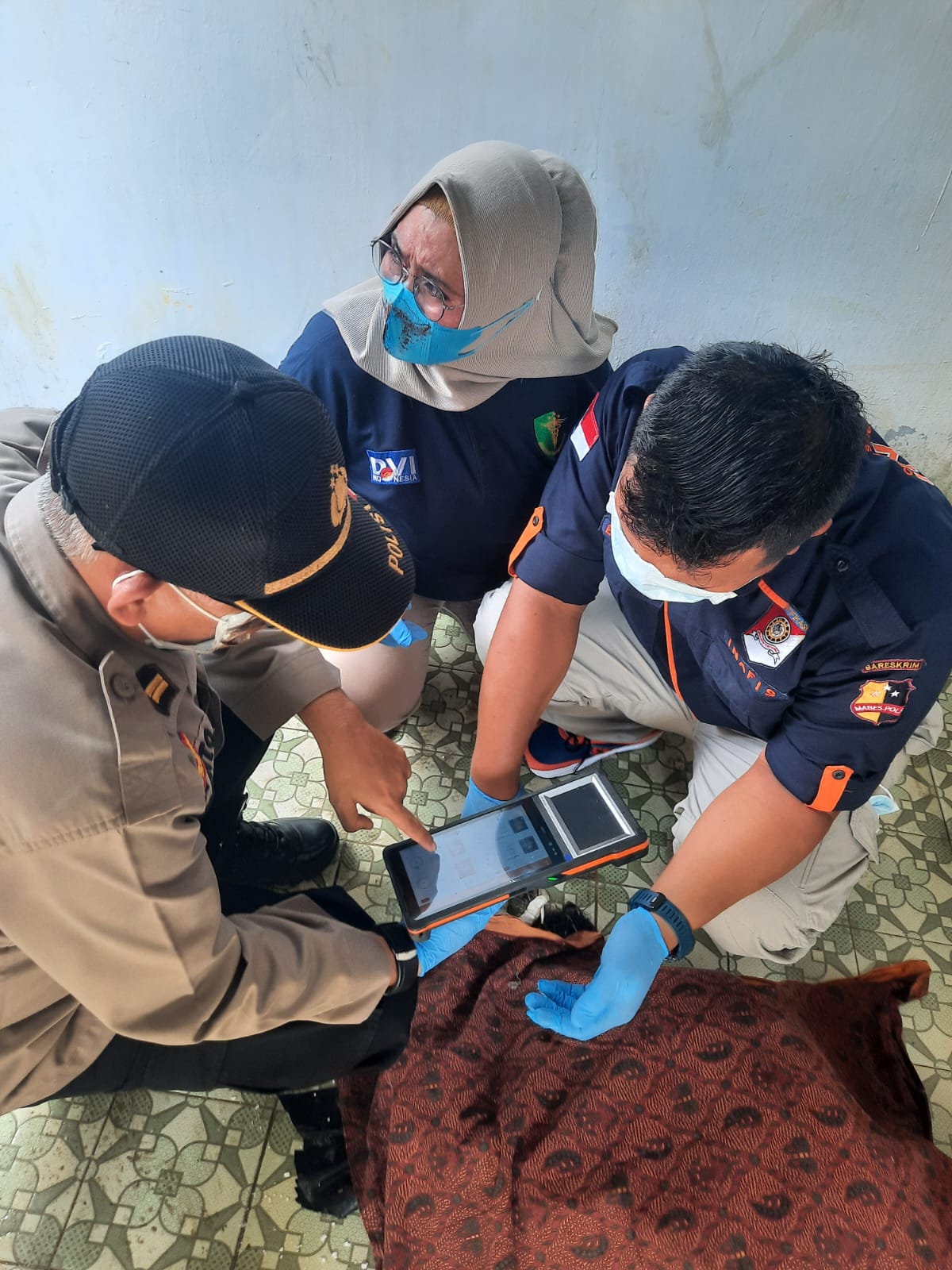 Tim DVI Pusdokkes Polri Identifikasi Korban Sampan Tenggelam Di Agara