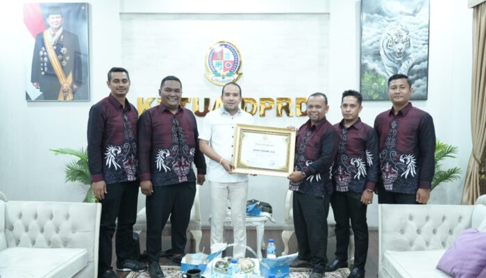 Perjuangkan Kesejahteraan Guru Deliserdang Zakky Shahri Diberi Penghargaan