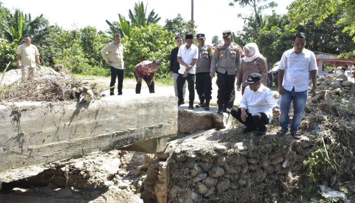 Bupati Tinjau Jembatan Nyaris Ambruk Di Desa Tambiski