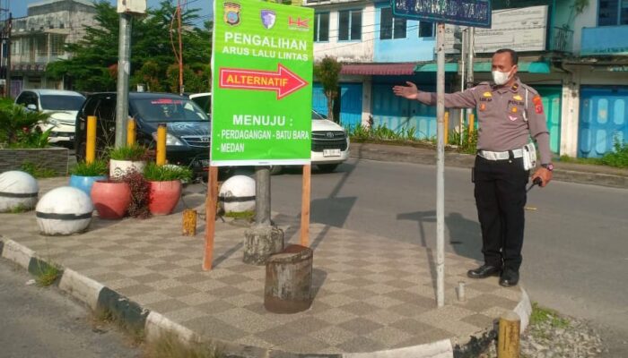 Polres Pematangsiantar Pasang Spanduk Imbauan Dan Pengalihan Arus Polres Pematangsiantar Pasang Spanduk Imbauan Dan Pengalihan Arus