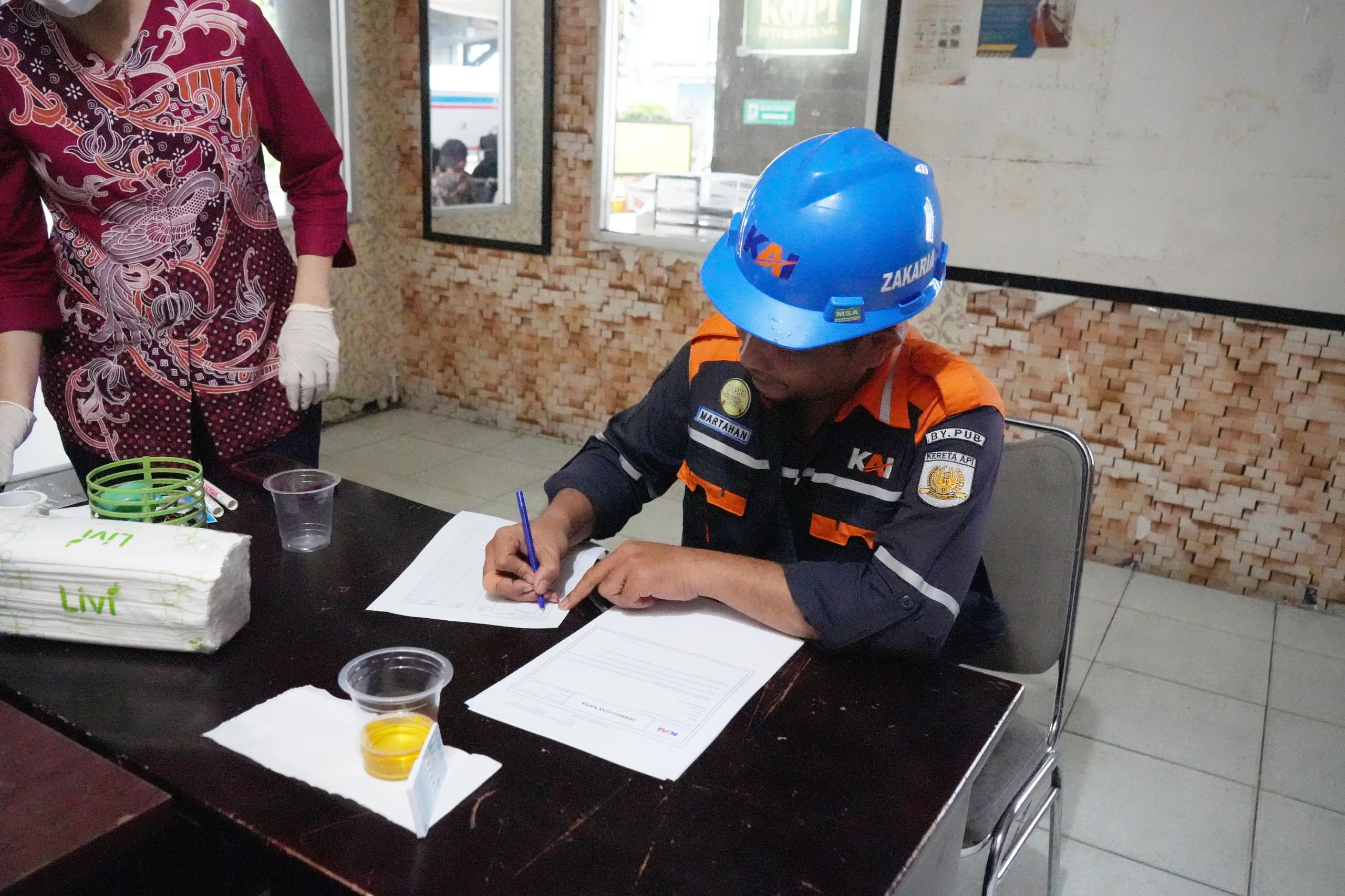 PT Kereta Api Indonesia (Persero) Divre I Sumatera Utara melakukan tes narkoba secara acak kepada beberapa petugas awak sarana perkeretaapian (ASP) pada Selasa (24/12). Waspada/ist