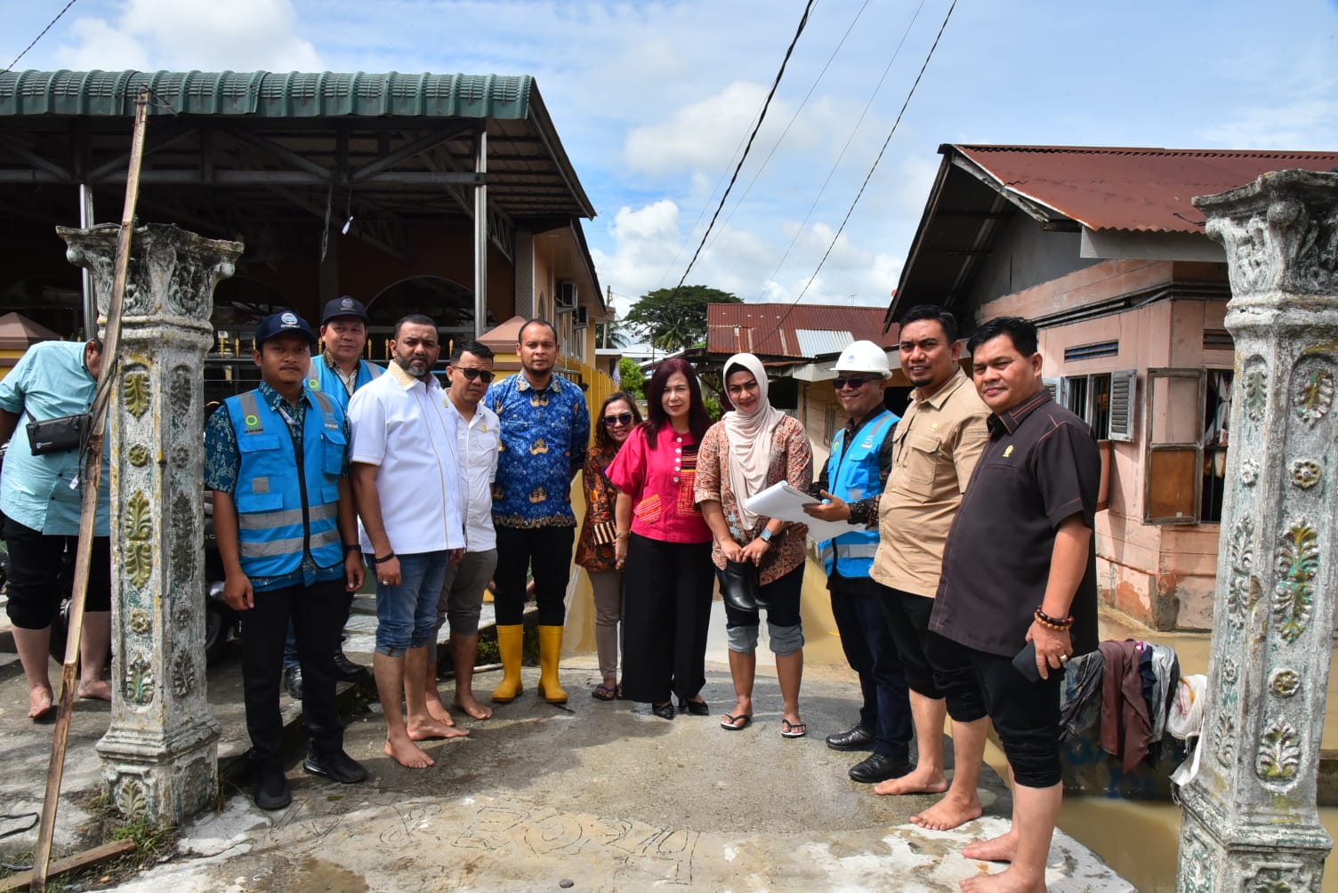 KOMISI IV DPRD Medan melakukan peninjauan ke sejumlah daerah banjir, Jumat (29/11). Waspada/ist