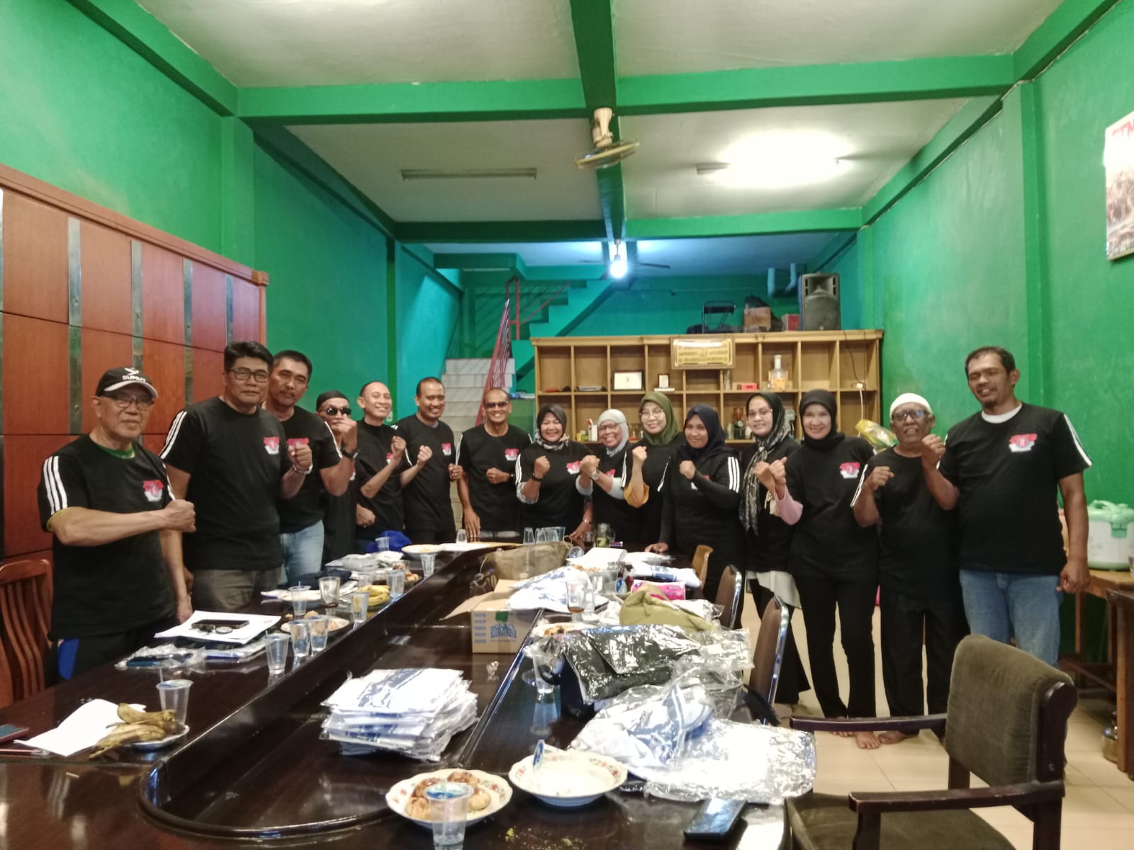PERKUMPULAN pengurus para atlet Mantan Veteran Voli (MAVI) Sumatera Utara berfoto bersama usai terbentuk, di Medan, melalui hasil rapat yang digelar 20 Desember 2024 lalu. Waspada/Ist