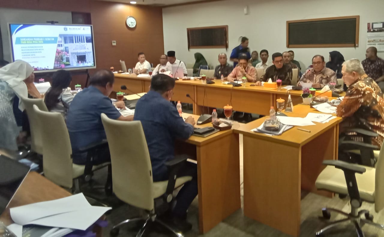KEPALA Dinas Pemdes Dukcapil Sumut H. Parlindungan Pane, SH, M.Si didampingi Sekretaris Drs. Alia Gani Manurung menyampaikan pemaparan pada rapat dengan Komisi A DPRD Sumut dipimpin Ketua Prof. Dr. H. Usman Jakfar, di ruang dewan, Kamis (5/12). Waspada/Partono Budy