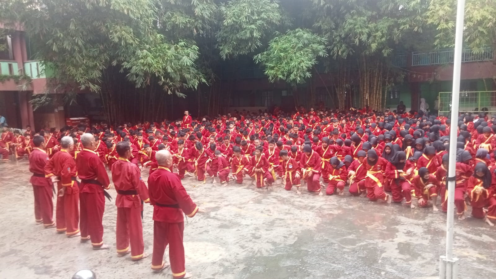 Para pendekar muda, pendekar madya dan pendekar kepala memberikan arahan kepada para peserta sebelum mengikuti Ujian Kenaikan Tingkat (UKT) di halaman perguruan Muhammadiyah PCM Medan Kota, Minggu (1/12). Waspada/Erzilmarkos