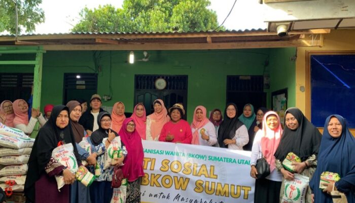 BKOW Sumut Serahkan Bantuan Untuk Warga Terdampak Banjir Di Medan Helvetia