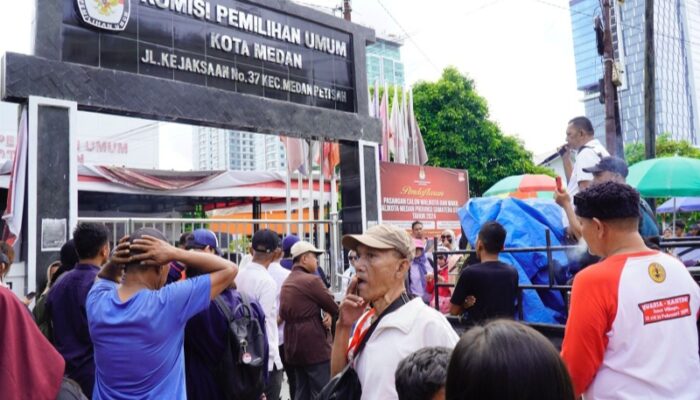 Ratusan Massa Pendukung Pilkada Jujur Kembali Lakukan Aksi Damai Di KPU Dan Bawaslu