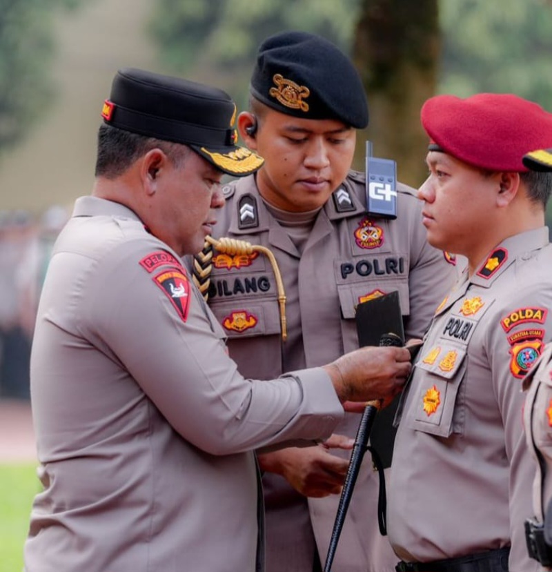 KAPOLRI Jenderal Listyo Sigit Prabowo memberikan pin emas melalui Kapolda Sumut Irjen Whisnu Hermawan kepada personil Subdit Tipidter Dit Reskrimsus Poldasu Kompol Pandu Winata, di lapangan KS Tubun Mapolda Sumut, Senin (2/12/2024). Waspada/ist