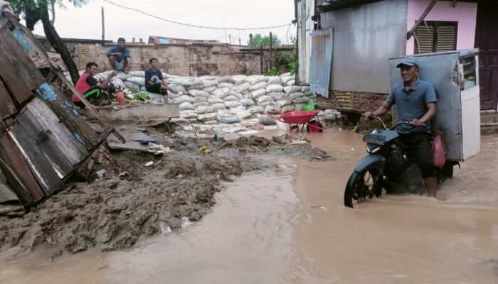 Tanggul Sungai Deli Jebol, Warga Harapkan Bantuan Goni Dan Tanah Timbun
