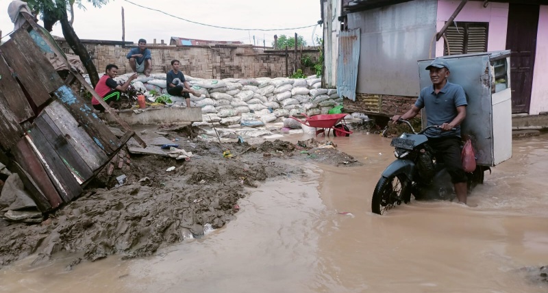 Tanggul Sungai Deli Jebol, Warga Harapkan Bantuan Goni Dan Tanah Timbun