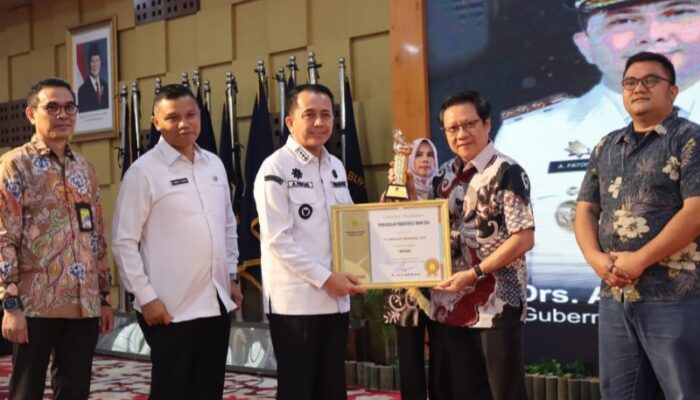 Pj Gubsu Serahkan Penghargaan Produktivitas Siddhakarya