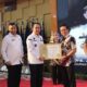 Pj Gubsu Agus Fatoni didampingi Kadisnaker Ismael Sinaga menyerahanksn Penghargaan Siddhakarya 2024 di Aula Tengku Rizal Nurdin, Rumah Dinas Gubernur di Medan, Rabu (4/12). Waspada/Ist