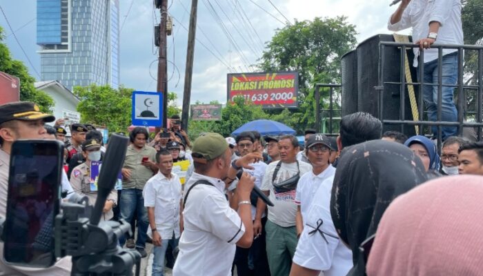Ribuan Massa Dari Berbagai Elemen Kepung KPU: Aksi Tuntut PSU Turut Diwarnai Bakar Lilin