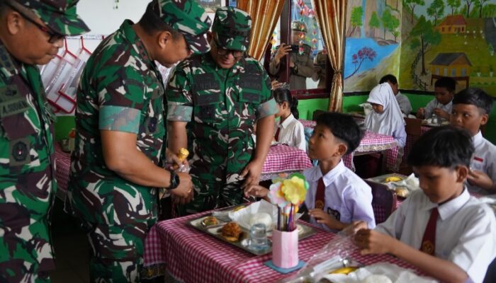 Kodam I/BB Uji Coba Makanan Sehat Bergizi Di SD Negeri Jati Sari