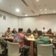 KETUA dan anggota  Komisi E DPRD Sumut  HM Subandi SE MM, Luhut Simanjuntak,  dr Dewi Fitriana MKes, dr Meriahta Sitepu, Wakil Ketua Komisi A Zeira Salim Ritonga dan Ketua Fraksi NasDem Rahmansyah Sibarani, saat menerima kunjungan Ketua dan anggota Komisi 8 DPR RI H Marwan Dasopang MSi dan Azhari Tambunan, Rabu (11/12) di DPRD Sumut. Waspada/Partono Budy