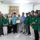 WAKIL Dekan 2 Fakultas Ushuludin, Adab dan Dakwah IAIN Langsa, Aceh, Dr Rusli MA menyerahkan serttifikat penghargaan kepada Humas DR H Erwan Effendi di ruang redaksi Waspada, Kamis (12/12). Waspada/Ist