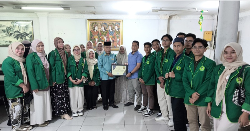 WAKIL Dekan 2 Fakultas Ushuludin, Adab dan Dakwah IAIN Langsa, Aceh, Dr Rusli MA menyerahkan serttifikat penghargaan kepada Humas DR H Erwan Effendi di ruang redaksi Waspada, Kamis (12/12). Waspada/Ist