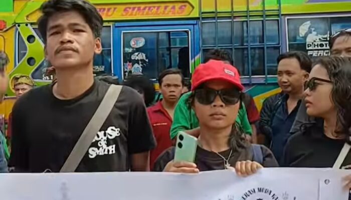 Tuntut Keselamatan, Puluhan Supir Medan-Berastagi dan Warga Demo Di Depan Kantor Gubernur