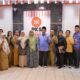 Anggota DPRD Sumut dari Fraksi PKS Ahmad Darwis dan Hj Fatimah berfoto bersama para guru agama di ruang Fraksi PKS DPRD Sumut, Selasa (16/12). Waspada/ist