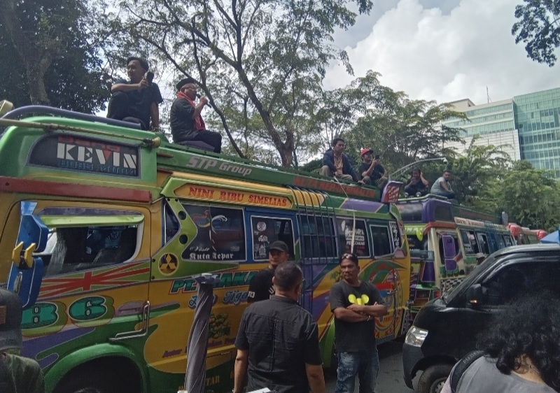 WARGA dari Perusahaan Warga Berastagi dan sekitarnya (PWBS) menggelar aksi unjukrasa di depan gedung DPRD Sumut, Rabu (18/12). Waspada/Partono Budy