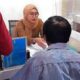 Sarianti SE, Front Office Loket 3 memberikan pelayanan kepada masyarakat yang ingin mengurus akte kelahiran di Kantor Disdukcapil Deliserdang. Waspada/ist