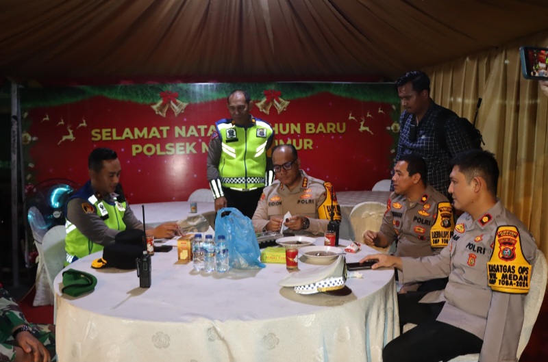 KAPOLRESTABES Medan Kombes Pol Gidion Arif Setyawan mengecek pos pengamanan (Pospam) Natal dan Tahun Baru (Nataru) untuk memastikan kesiapan personel, Sabtu (21/12) malam. Waspada/ist