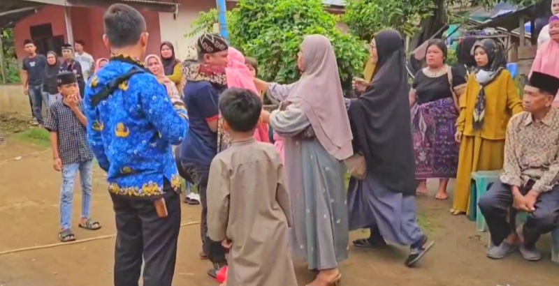 Momen Haru Di Hari Ibu: Lapas Pancur Batu Kabulkan Permohonan Seorang Ibu Jemput Anak Melayat Ayahnya Yang Meninggal
