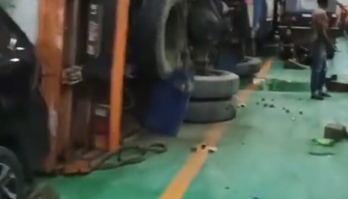 Kapal AH 1 Diterpa Badai 1 Truk Di Atas Kapal Terbalik