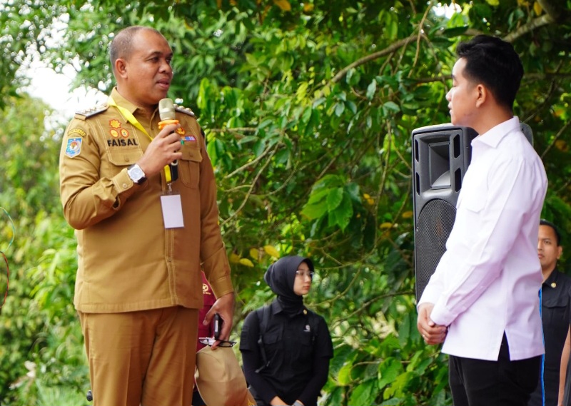Pj Bupati Langkat Faisal Hasrimy di Desa Aman Damai, Selasa (24/12), lapor Wapres Gibran Rakabuming Raka soal pertanian di Kabupaten Langkat dan siap mendukung swasembada pangan pemerintahan Prabowo Subianto. Waspada/Ist