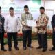 KETUA Umum Baznas Sumut Prof.Dr.H.Mohammad Hatta didampingi panitia dan Ketua panitia kegiatan Waka III Baznas Sumut Armansyah SE.MPsi, menyerahkan sertifikat kepada narasumber Dr.H.Tuah Sirait,MHi. Waspada/Anum Saskia