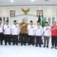 KAJATISU Idianto SH MH dan jajarannya, Ketua Umum Baznas Provinsi Sumatera Utara Prof. Dr. H. Mohammad Hatta dan Wakil Ketua foto bersama. Waspada/ist