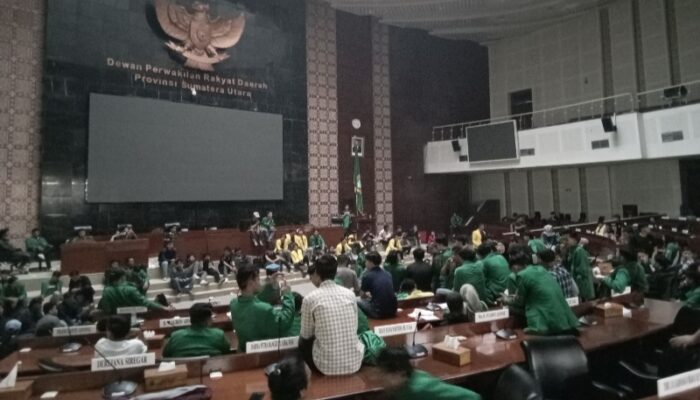 Mahasiswa “Kuasai” Gedung DPRD Sumut