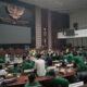 PESERTA aksi menguasai ruang paripurna DPRD Sumut, Jl Imam Bonjol No 5 Medan, Senin sore (30/12). Waspada/partono budy