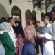 Puluhan emak-emak Jalan Lukah, Lingkungan IV, Kelurahan Amplas, Kec. Medan Amplas mendatangi Kantor Camat Medan Amplas, Selasa (31/12). Waspada/ist