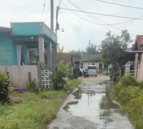 12 Tahun Tak Pernah Diperbaiki, Jalan Perumahan Harmoni Lubukpakam Bagai Kubangan Kerbau 12 Tahun Tak Pernah Diperbaiki, Jalan Perumahan Harmoni Lubukpakam Bagai Kubangan Kerbau
