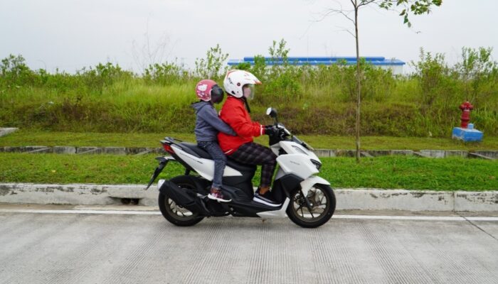 Cara Aman Bonceng Anak Naik Motor