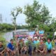 PENGURUS Rukun HNSI Kelurahan Belawan Sicanang kolaborasi FKGMP dan LAAB foto bersama usai menanam ratusan batang Pohon Mangrove menyemarakkan Hari Gerakan Satu Juta Pohon di Lingkungan 19 sepankang paluh Jembatan Titi 2 Sicanang, Kecamatan Medan Belawan, Sabtu (11/1). Waspada/Andi Aria Tirtayasa