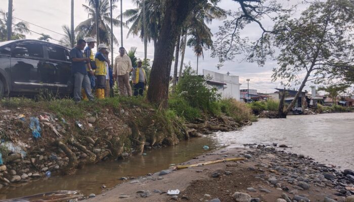 Bupati Terpilih Tinjau Lokasi Tebing Yang Dihantam Banjir