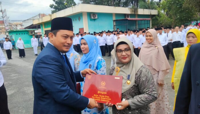 ASN Kemenag Deliserdang Terima Satyalancana Karya Satya