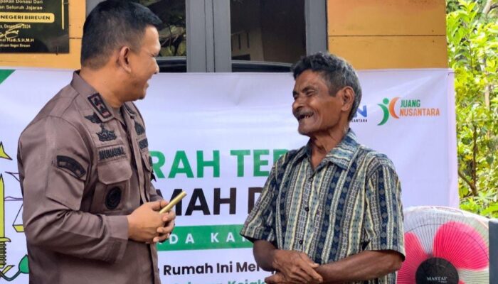 Kakek Zakaria Senyum Sumringah Terima Rumah Bantuan Kajari Bireuen