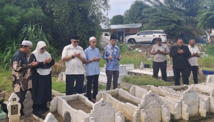 Keluarga Besar UISU Ziarah Ke Makam Pendiri Dan Mantan Rektor