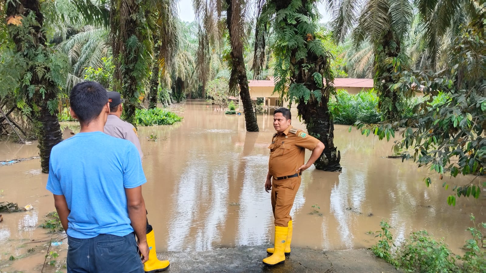 Husni Yusuf Pimpin Langsung Evakuasi Korban Banjir Sosa