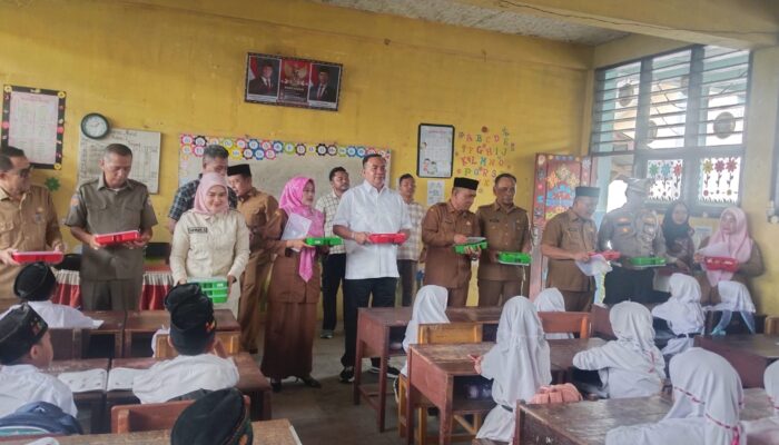Bupati Agara Terpilih Serahkan Makanan Bergizi Gratis