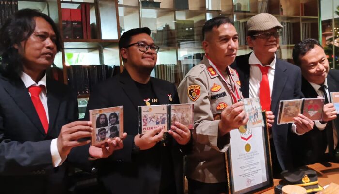 Mengedukasi Masyarakat Soal Kamtibmas Dengan Menciptakan 155 Lagu, AKBP S F Aritonang Terima MURI