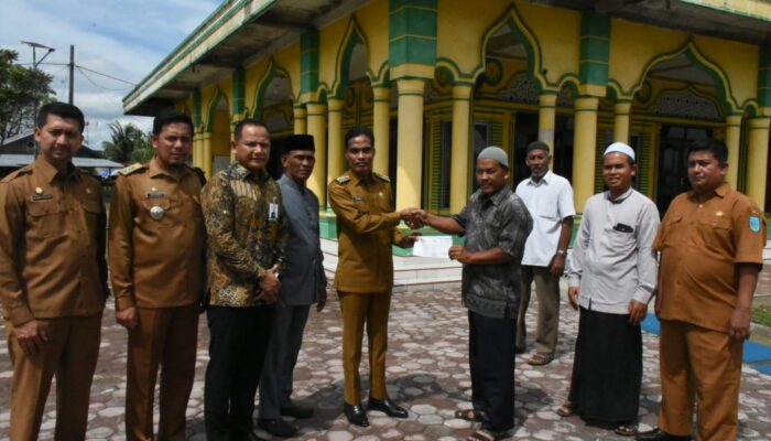 Pemko Langsa Serahkan BantuanSemen Ke Masjid Di Lima Gampong