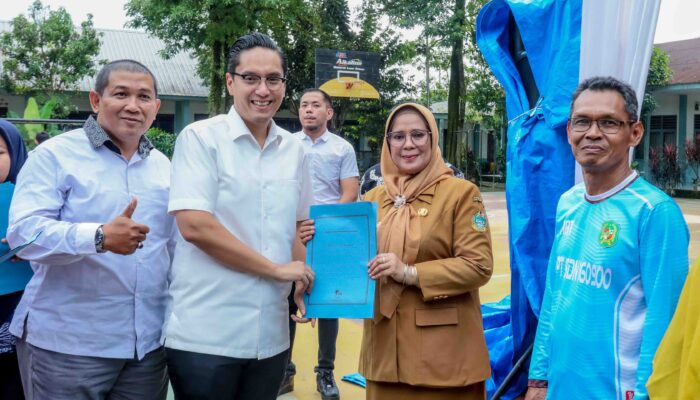 Wali Kota Medan Terpilih Rico Waas Salurkan Beasiswa PIP Aspirasi Prananda Di SMAN 13