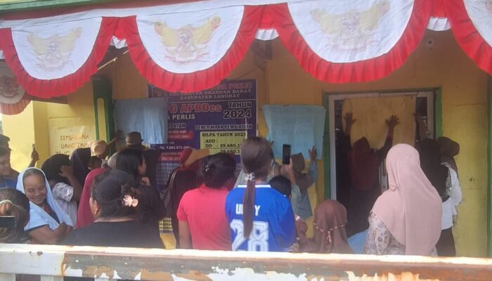 Bansos Dampak Inflasi Kenaikan BBM Diduga Dikorupsi, Warga Segel Kantor Desa Perliis