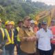 Pj Bupati Agara Tinjau Pembangunan Jembatan Bailey Leuser 