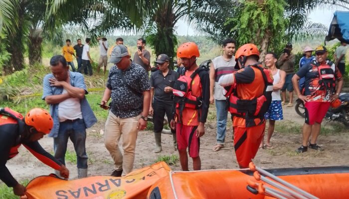Ditemukan Setelah 5 Hari Hanyut, Polisi Bantu Evakuasi Mayat Korban Di Sungai Bahbolon